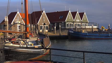 Texel-Malerischer-Hafen-Mit-Schwimmenden-Booten-Und-Holzhäusern-In-Den-Niederlanden-–-Breite-Statische-Aufnahme