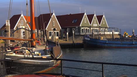 Puerto-Pintoresco-De-Texel-Con-Barcos-Flotantes-Y-Casas-De-Madera-En-Los-Países-Bajos---Toma-Estática-Amplia