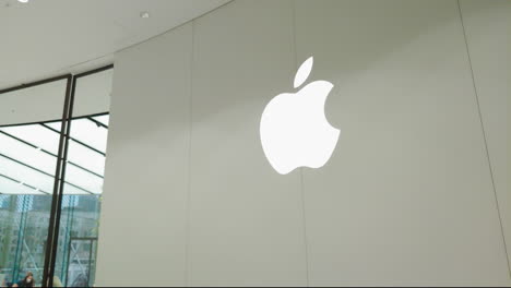 Apple-Store-Im-Dubai-Mall-Im-September-2020-Tagesansicht-Vom-Big-Apple-Logo-An-Der-Wand-Und-Der-Pfanne-Links-Zu-Den-Leuten,-Die-Gesichtsmaske-Im-Laden-Tragen