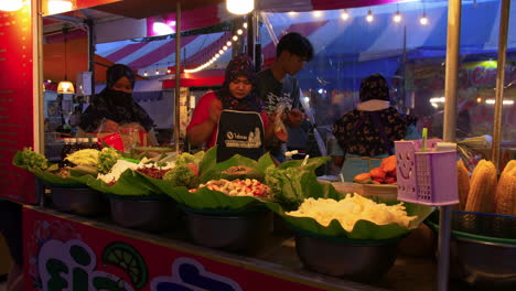 Vendedores-Ambulantes-De-Comida-Musulmana-Dentro-Del-Bazar-Nocturno-De-La-ASEAN,-Hat-Yai,-Tailandia