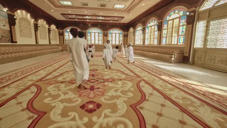 Omanische-Kinder-Aus-Dem-Nahen-Osten-Spielen-Glücklich-In-Einer-Großen,-Luxuriösen-Arabischen-Halle-–-Kamerafahrt-Aus-Der-Ferne