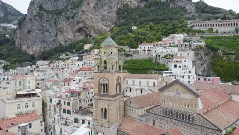 Luftaufnahme-Der-Kathedrale-Von-Amalfi-Und-Des-Glockenturms