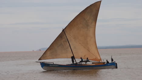 Traditionelles-Pirogenboot,-Das-Auf-Dem-Meer-Segelt.-Folgeaufnahme