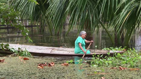 Alte-Frauen-Paddeln-Auf-Einem-Boot-Auf-Dem-See-In-Iquitos,-Peru