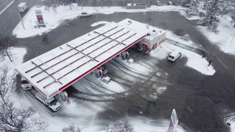 Luftbild-Überflug-Und-Durchflug-Der-Wintertankstelle,-Kanada