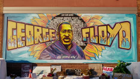 Se-Pinta-Un-Mural-Conmemorativo-De-George-Floyd-Cerca-Del-Lugar-Donde-Fue-Asesinado-Por-Agentes-De-Policía-De-Minneapolis-En-Mayo-De-2020.