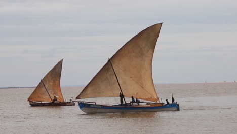 Zwei-Traditionelle-Pirogenboote,-Die-Auf-Dem-Meer-Segeln
