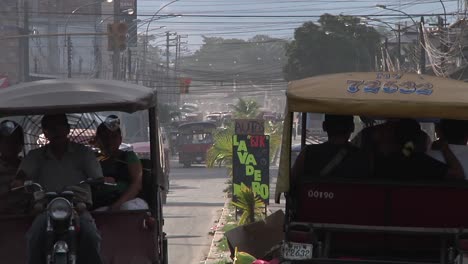 Blick-Auf-Die-Stark-Befahrene-Breite-Straße-Mit-Verkehr-In-Iquitos,-Peru