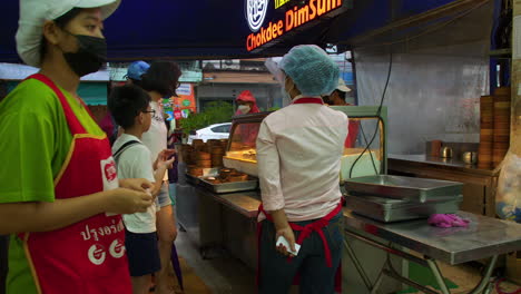 Clientes-En-El-Bazar-Nocturno-De-La-ASEAN-Comprando-Comida-Callejera-Tailandesa,-Hat-Yai,-Tailandia