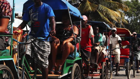 Reihe-Vorbeifahrender-Fahrradrikschas-In-Madagaskar