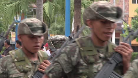 Soldados-Del-Ejército-Marchando-En-Formación-En-La-Calle-En-Perú.