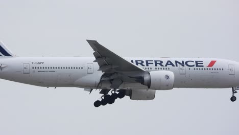 Ein-Boeing-Flugzeug-Der-Air-France-Fährt-Sein-Fahrwerk-Aus-Und-Sinkt-Zur-Landung