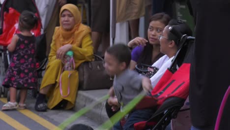 Niños-Jugando-Con-Aros-De-Hula-En-La-Calle-Bagdad-En-Singapur.