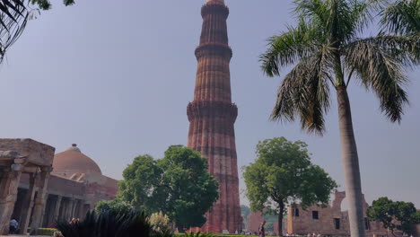 Toma-Inclinada-De-4k-De-La-Torre-Minar-Qutub-Del-Monumento-Patrimonial-En-Nueva-Delhi,-India