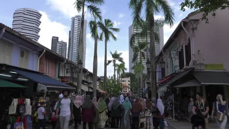 Turistas-Y-Lugareños-Que-Visitan-La-Calle-Bussorah-En-Singapur.