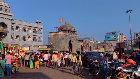 Gente-Afuera-De-La-Entrada-Del-Antiguo-Templo-Hindú-Tuljabhavani,-Tuljapur,-Maharashtra,-India,-4k-60fps