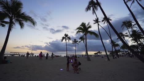 Wunderschöner,-Bewölkter,-Idyllischer-Himmel-In-Der-Abenddämmerung-Am-Strand-Von-Honolulu,-überfüllt-Mit-Menschen-In-Oahu,-Hawaii-–-Weite-Statische-Aufnahme