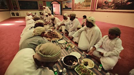 Omanische-Männer-Essen-Bei-Einem-Traditionellen-Bankettbuffet-Im-Oman-–-Weit-Ausziehbare-Kardanische-Aufnahme