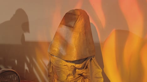 Nahaufnahme-Einer-Mit-Einer-Altmodischen-Maske-Bedeckten-Feuerwehrfigur-Im-Motala-Motormuseum-In-Schweden
