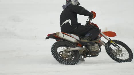 Nahaufnahme-Von-Spikes-An-Motorradreifen,-Die-Für-Snowcross-Eisrennen-Verwendet-Werden