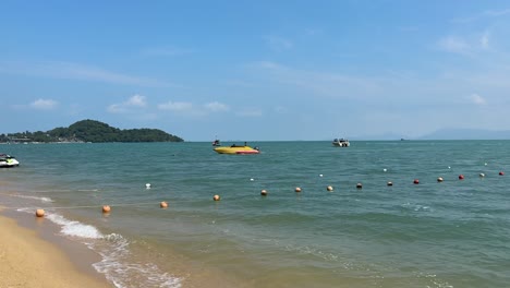 Boote-Und-Jetski-Auf-Dem-Wasser-Am-Strand-Von-Bophut-In-Koh-Samui,-Thailand