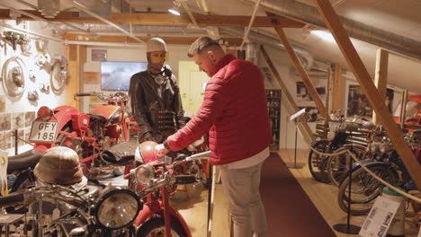 Porträt-Eines-Männlichen-Touristen,-Der-Das-Motormuseum-Motala-Im-Hafen-Von-Motala,-Schweden,-Besucht