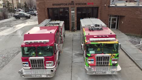 Black-History-Month-Feuerwehrauto-Am-Bahnhof-Brampton,-Kanada-Im-Winter,-Luftwagen