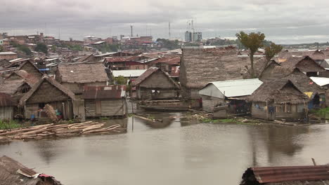 Blick-Auf-Das-Slumdorf-In-Iquitos-Am-Fluss