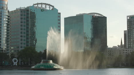 Una-Fuente-En-El-Parque-Lake-Eola-En-El-Centro-De-Orlando,-Florida