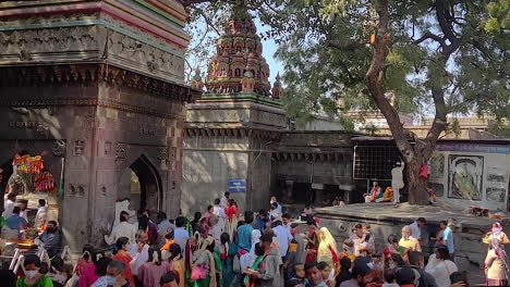 Tourist-Inside-Ancient-Hindu-Temple-Of-Tulja-Bhavani,-Tuljapur,-Maharashtra,-India,-Timelapse---HD