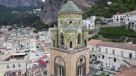 Vista-Aérea-Cercana-Del-Campanario-De-La-Iglesia-De-La-Catedral-De-Amalfi