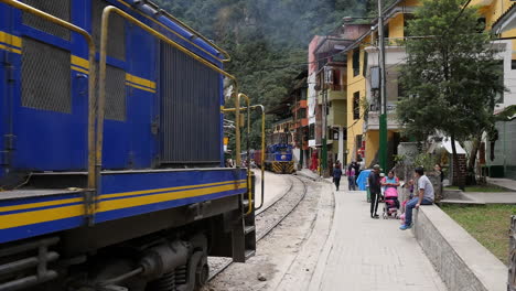 Zug-Startet-Am-Bahnhof-Im-Dorf-Aguas-Calientes-In-Der-Nähe-Von-Machu-Picchu-In-Peru