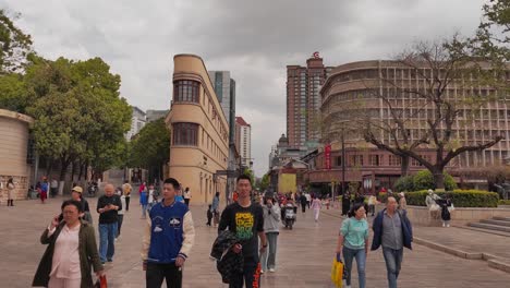 Kunming-Antijapanische-Kriegsgedenkhalle-Mit-Touristen,-Die-Auf-Der-Straße-Spazieren
