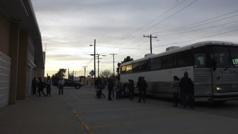 Refugiados-Bajando-Del-Autobús-Y-Entrando-Al-Centro-De-Procesamiento-En-El-Paso,-Texas