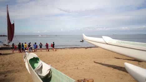 Vista-Desde-Canoas-En-Reposo-Hasta-Un-Grupo-De-Estudiantes-Que-Se-Preparan-Para-Navegar-En-Un-Catamarán-En-Oahu,-Hawaii---Toma-Estática-Amplia