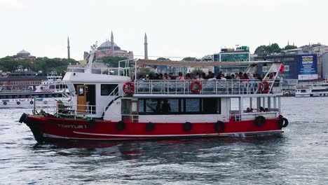 Turistas-Disfrutando-De-Un-Paseo-En-Ferry-Por-Las-Aguas-Del-Puerto-De-Estambul.