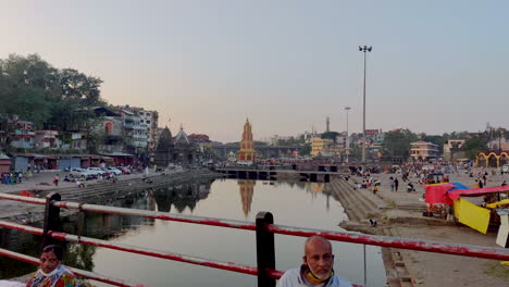 Toma-De-Escena-Con-Plataforma-Rodante-Portátil-Alrededor-De-La-Orilla-Del-Río-Godavari-Desde-El-Puente,-Panchavati,-Nashik,-Maharashtra,-India