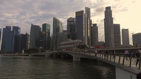 Jubiläumsbrücke-Mit-Finanzviertel-Im-Hintergrund-In-Singapur
