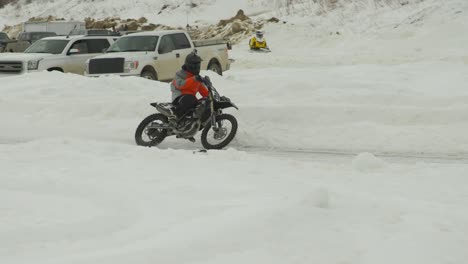 Corredor-De-Motocross-De-Snowcross-Inclinándose-Hacia-La-Esquina-En-Cámara-Lenta