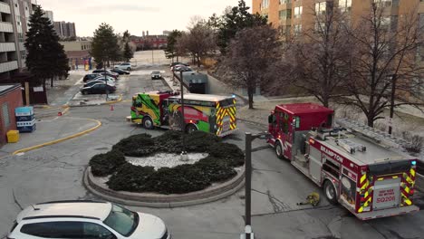 Von-Drohnen-Abgeschossene-Feuerwehrautos-Und-Feuerwehrmänner-Reagieren-Auf-Den-Notfall-In-Kanada