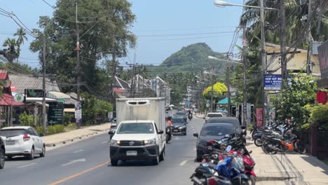 Tráfico-Intenso-En-La-Carretera-Cerca-De-La-Playa-De-Lamai-En-Koh-Samui,-Tailandia