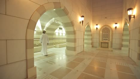Erwachsener-Omanische-Mann-Geht-In-Richtung-Waschbereich,-Um-Vor-Dem-Gebet-Die-Waschung-Durchzuführen