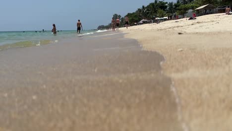 Low-Shot-of-People-on-Lamai-Beach-in-Koh-Samui,-Thailand