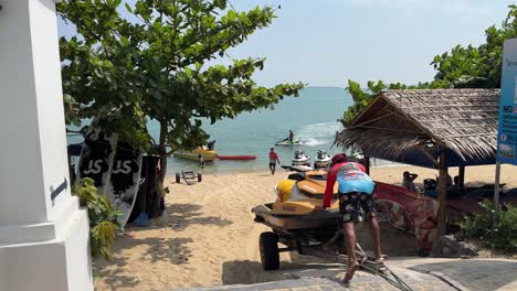 Laden-Von-Jetskis-Auf-Das-Wasser-Am-Strand-Von-Bophut-In-Koh-Samui,-Thailand