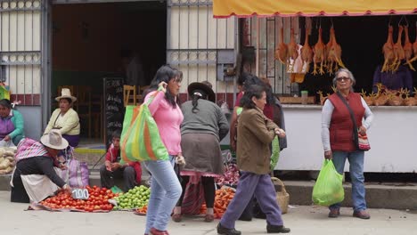 Mujeres-Peruanas-Locales-Comprando-Verduras-Frescas-A-Vendedores-Ambulantes.