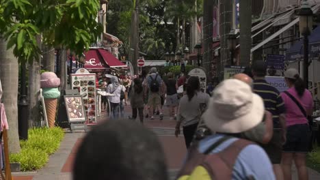 Mirando-Hacia-La-Calle-Bussorah-En-Singapur-Con-Gente-Caminando