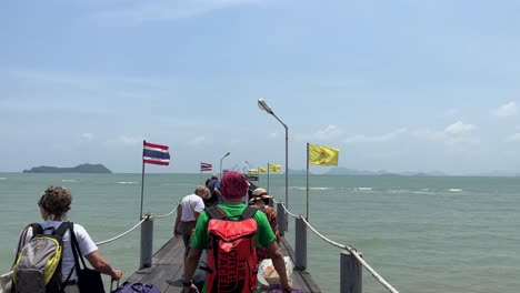 Menschen,-Die-Auf-Dem-Dock-Auf-Der-Insel-Koh-Samui,-Thailand,-Spazieren