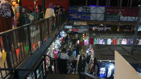 Tourists-visiting-ASEAN-Night-bazaar,-clothing-stalls,-Hat-Yai,-Thailand