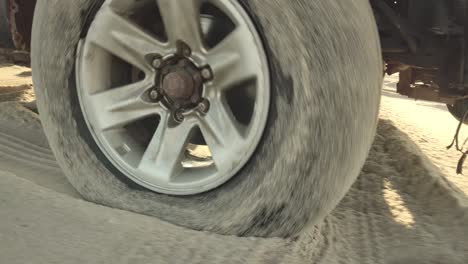 Neumático-De-4x4-Moviéndose-Sobre-La-Arena-De-La-Playa-En-Omán