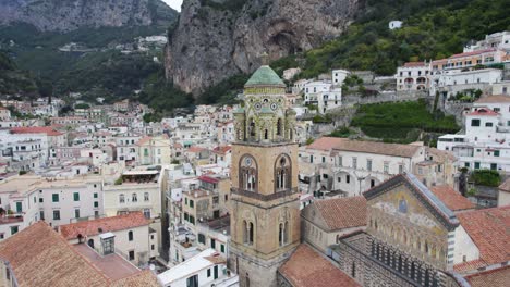 Toma-Aérea-Volando-Hacia-La-Catedral-De-Amalfi-Y-El-Campanario.